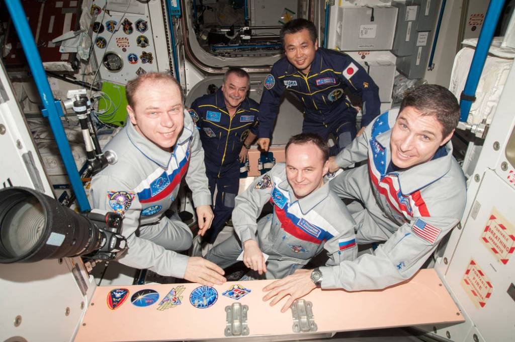 Expediton 38 Affixes Their Crew Insignia