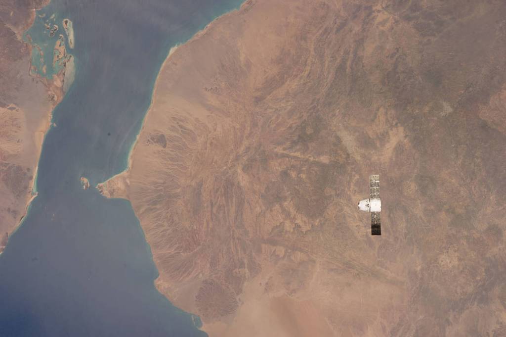 SpaceX Dragon Approaches Station