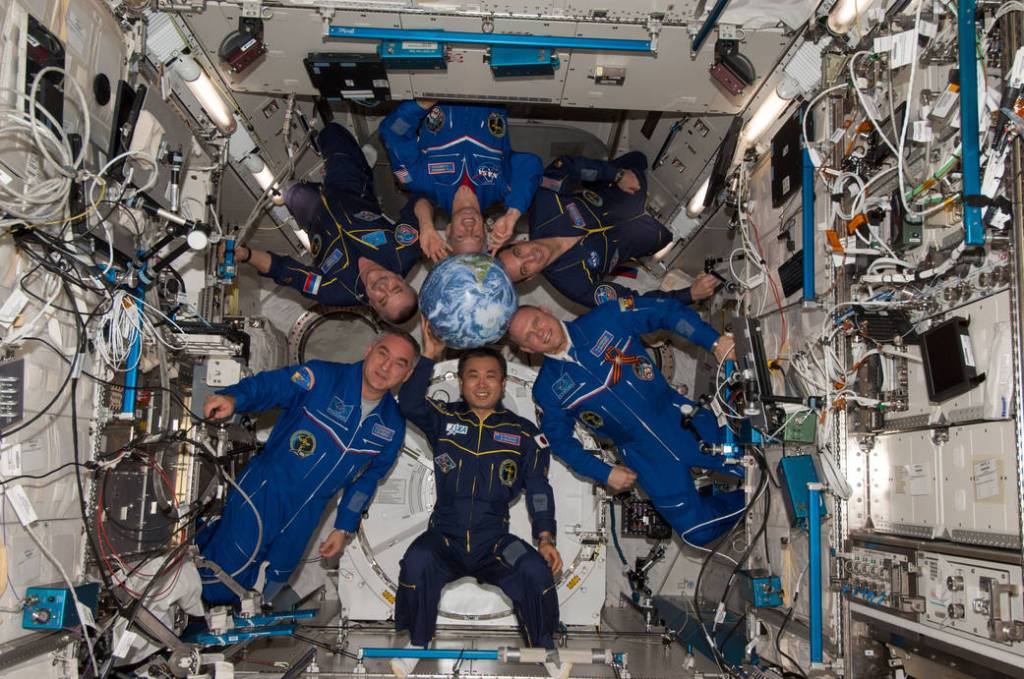 Expedition 39 Crew “Encircles the Earth”