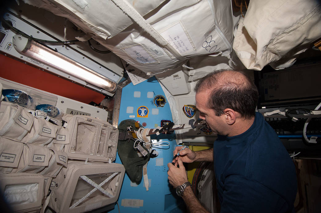 Rick Mastracchio Signs Wall on Quest Airlock