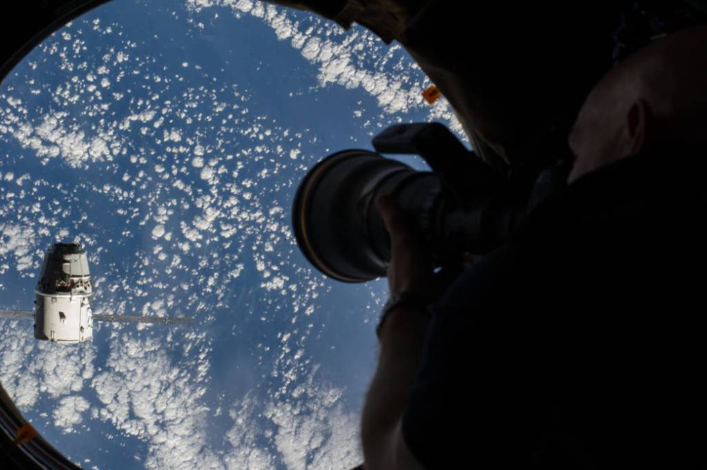 Station Astronaut Alexander Gerst Photographs Approaching SpaceX Dragon