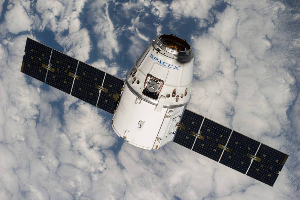 SpaceX Dragon Commercial Cargo Craft Approaches Station