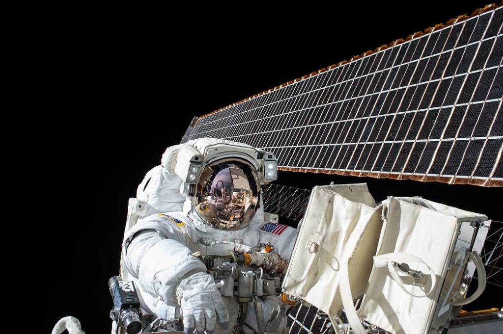 Scott Kelly on the Second Spacewalk of Expedition 45