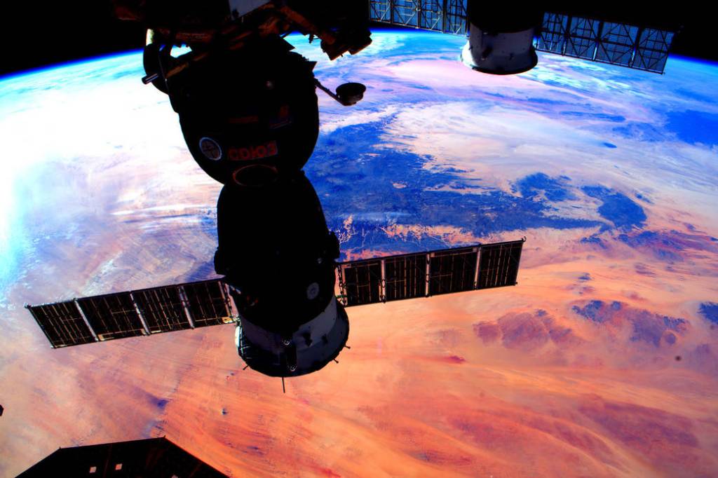Soyuz silhouette and #sunset colors of our magnificent #Earth.