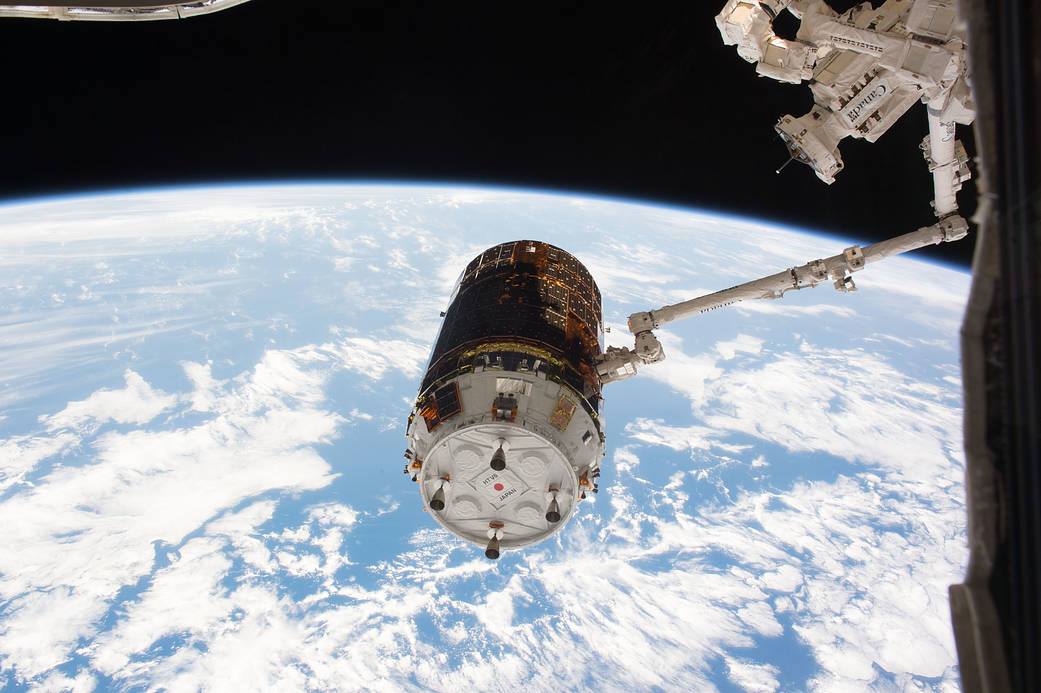 The HTV-6 in the Grips the Canadarm2