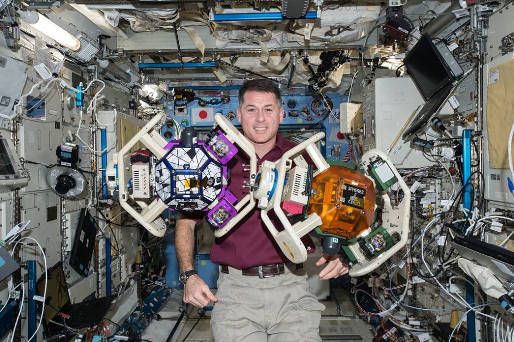 Commander Shane Kimbrough Works with SPHERES