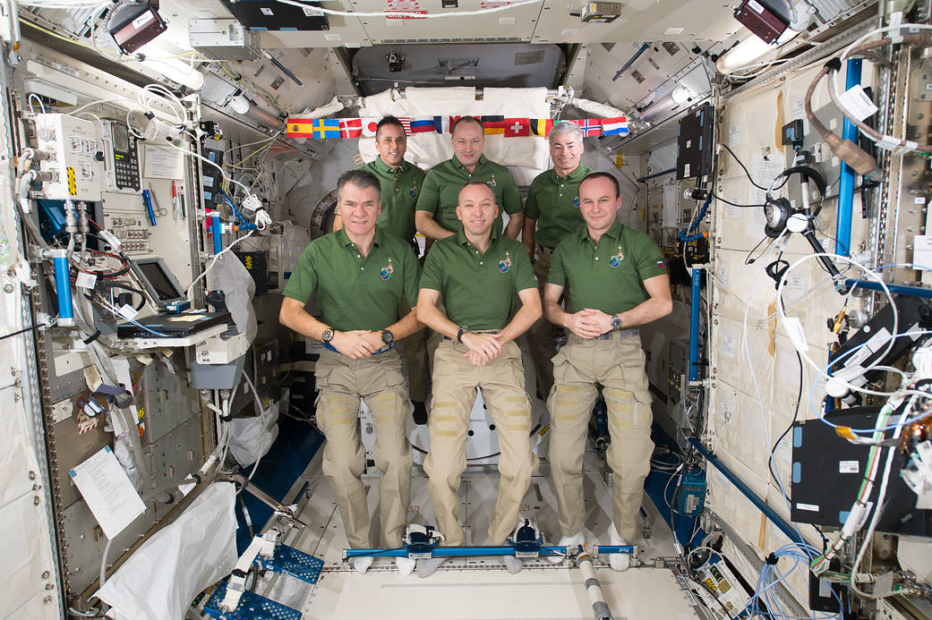 The Expedition 53 Crew Poses in the Kibo Lab Module