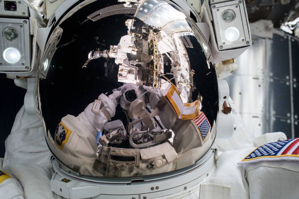 Spacewalker Mark Vande Hei takes a “space-selfie”
