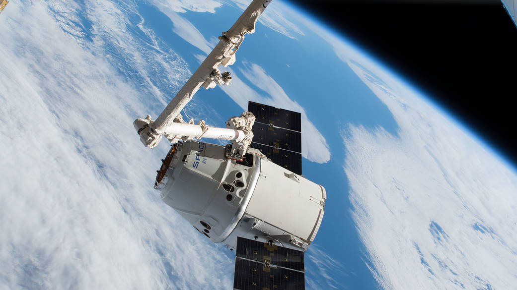 The SpaceX Dragon captured with the Canadarm2