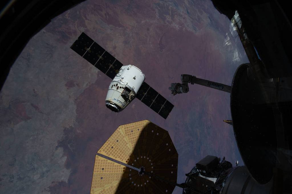 SpaceX Dragon released from the Canadarm2