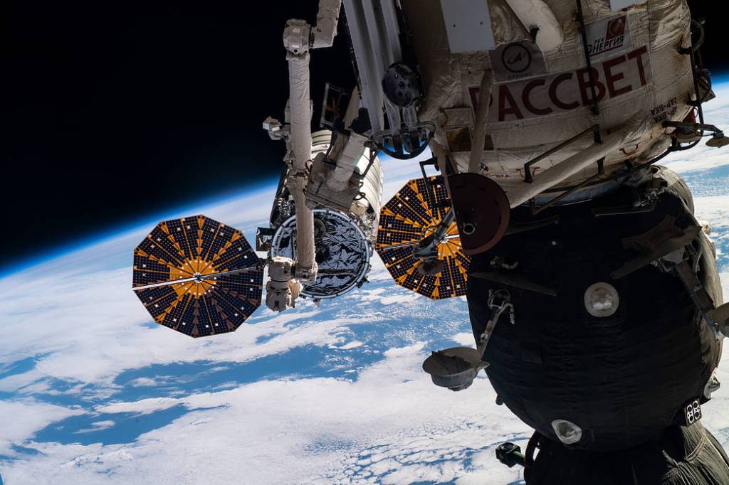 The Canadarm2 maneuvers to grapple Cygnus