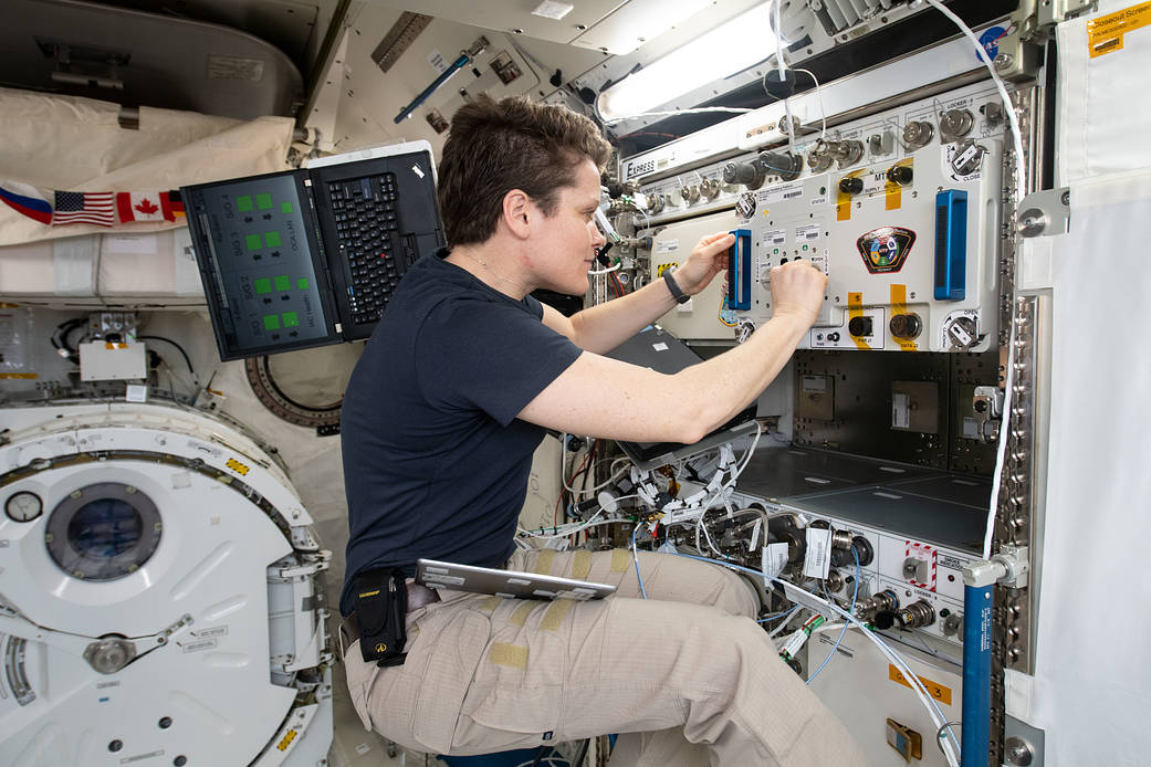 NASA astronaut Anne McClain depressurizes the Kibo airlock