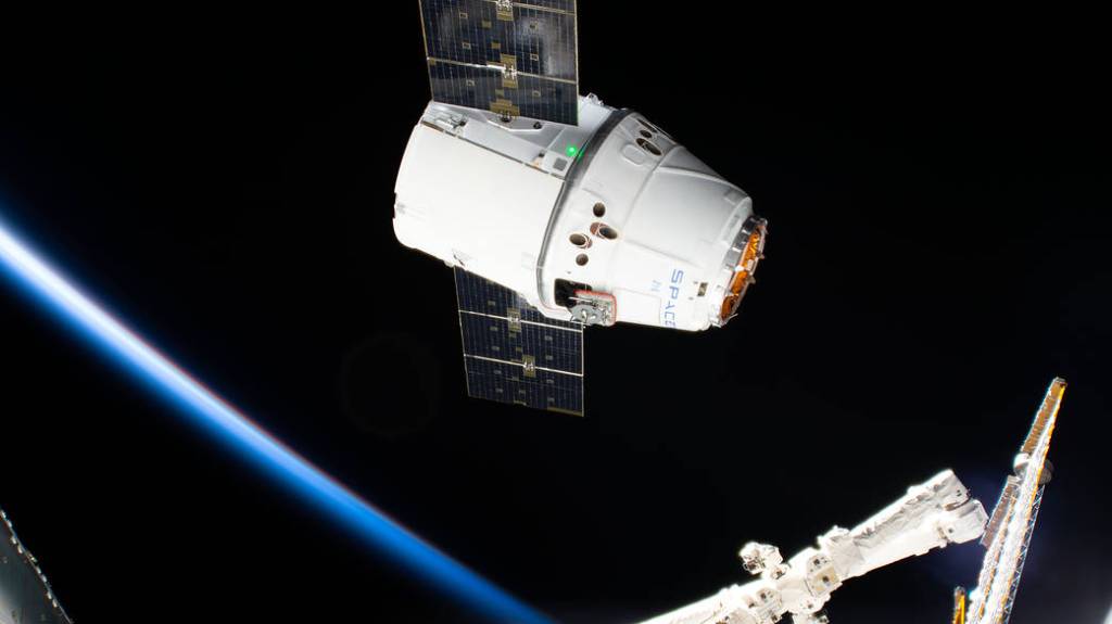 The SpaceX Dragon approaches its capture point
