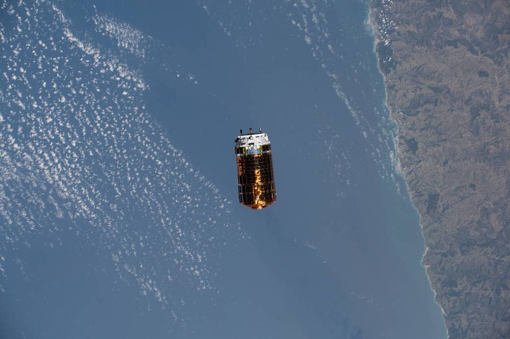 Japan’s HTV-8 cargo craft slowly approaches the space station
