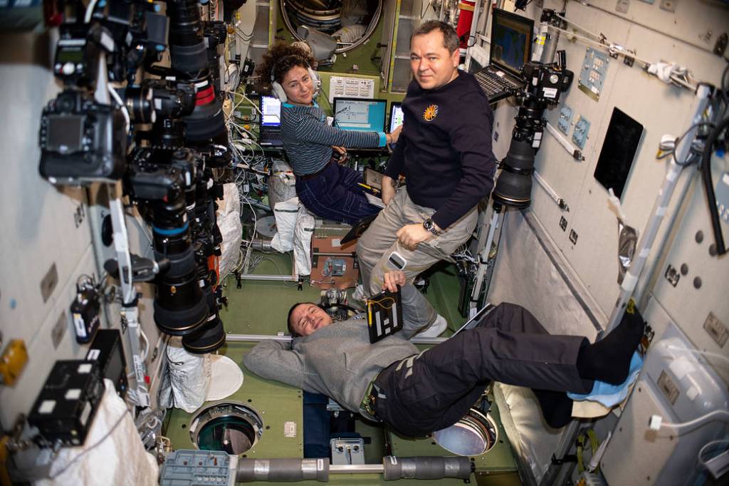 Expedition 61 crewmembers brush up on their emergency response skills