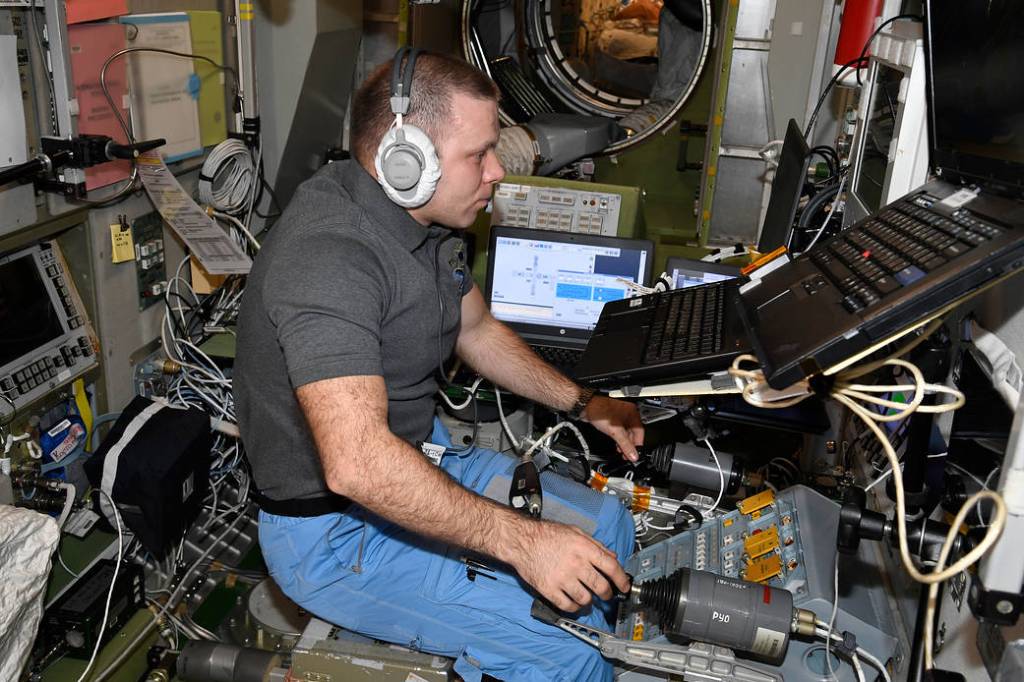 Cosmonaut Ivan Vagner practices remote spacecraft maneuvering techniques