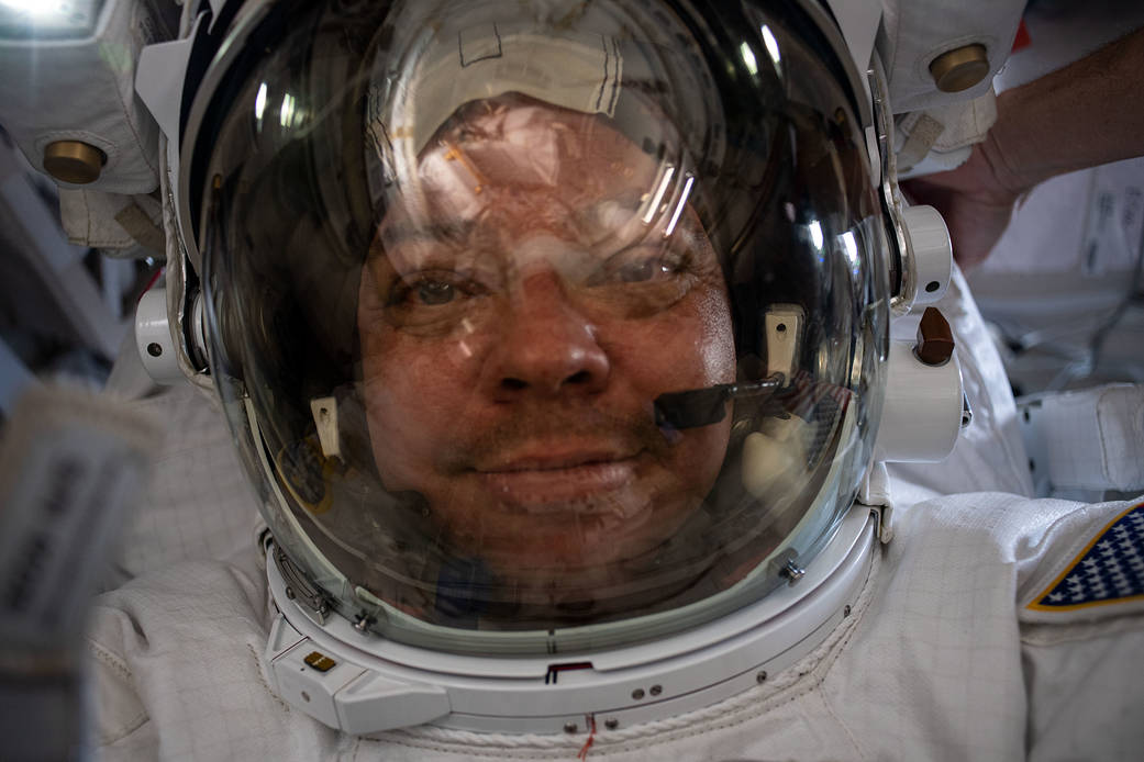 NASA spacewalker Bob Behnken takes a "space-selfie"