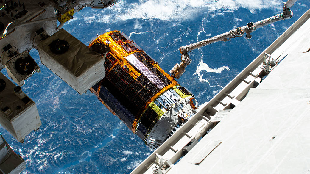 The Canadarm2 maneuvers Japan's HTV-9 resupply ship