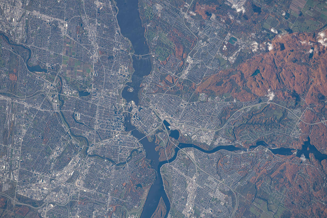 The Ottawa River separates the Canadian provinces of Ontario and Quebec