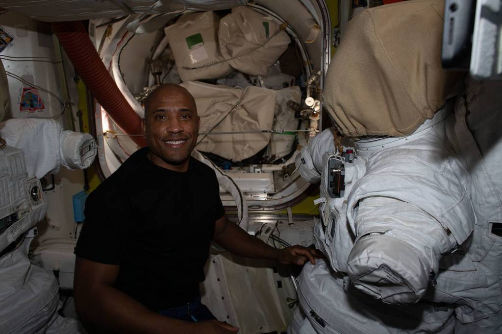 Expedition 64 Flight Engineer Victor Glover
