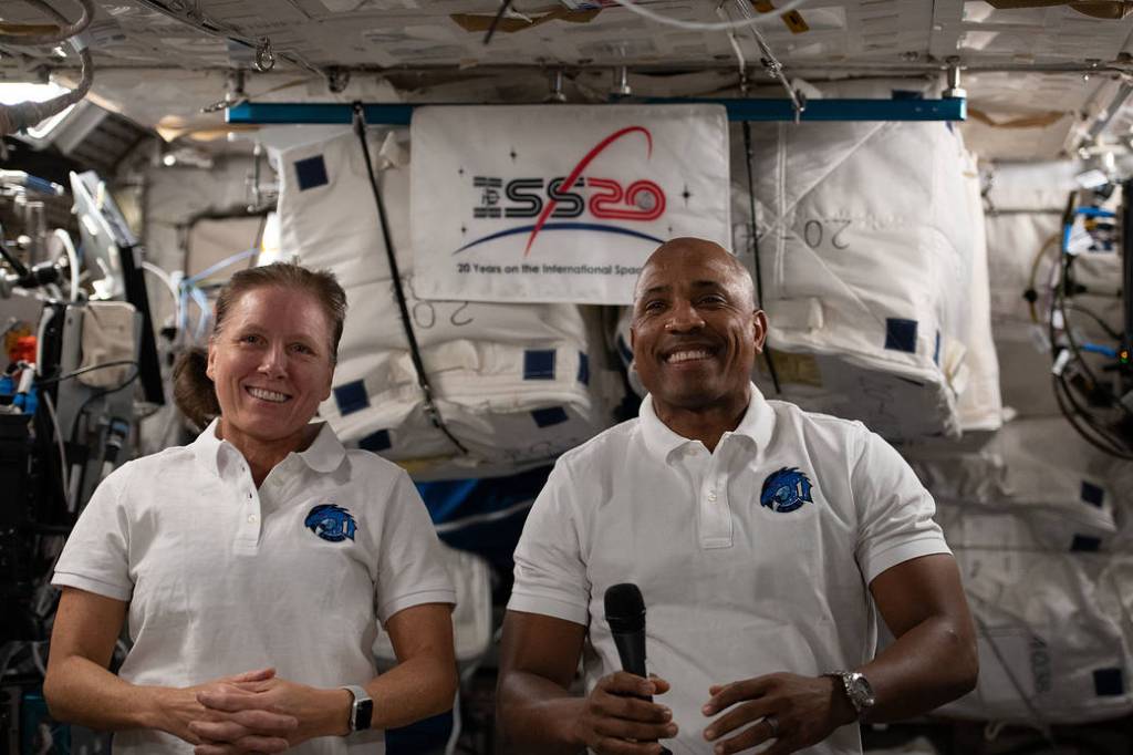 Expedition 64 Flight Engineers Shannon Walker and Victor Glover