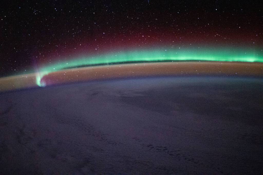 The airglow and an aurora above the Earth’s horizon