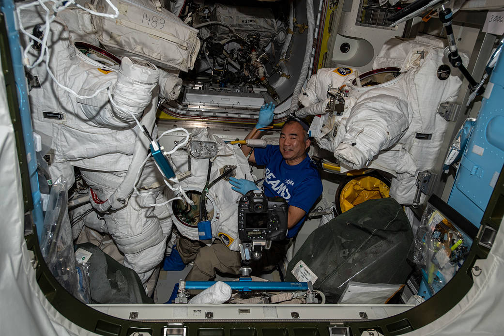 JAXA astronaut Soichi Noguchi is immersed in U.S. spacesuit gear