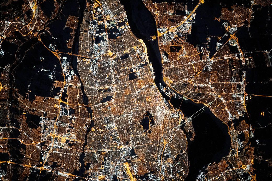  The city lights of Montreal