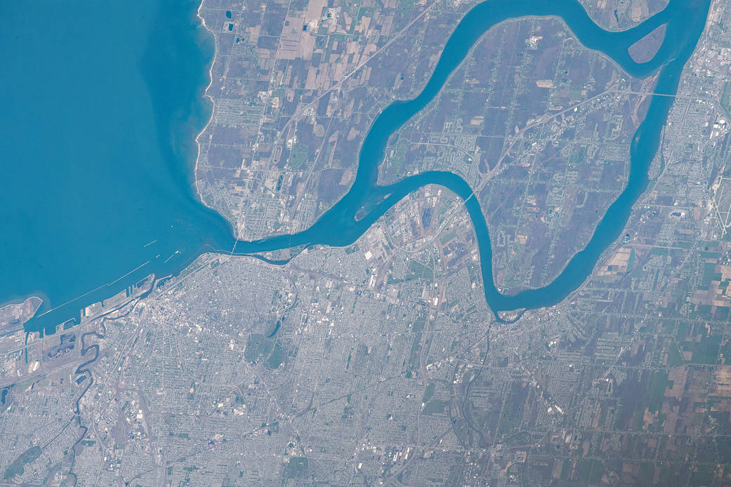 Grand Island splits the Niagara River