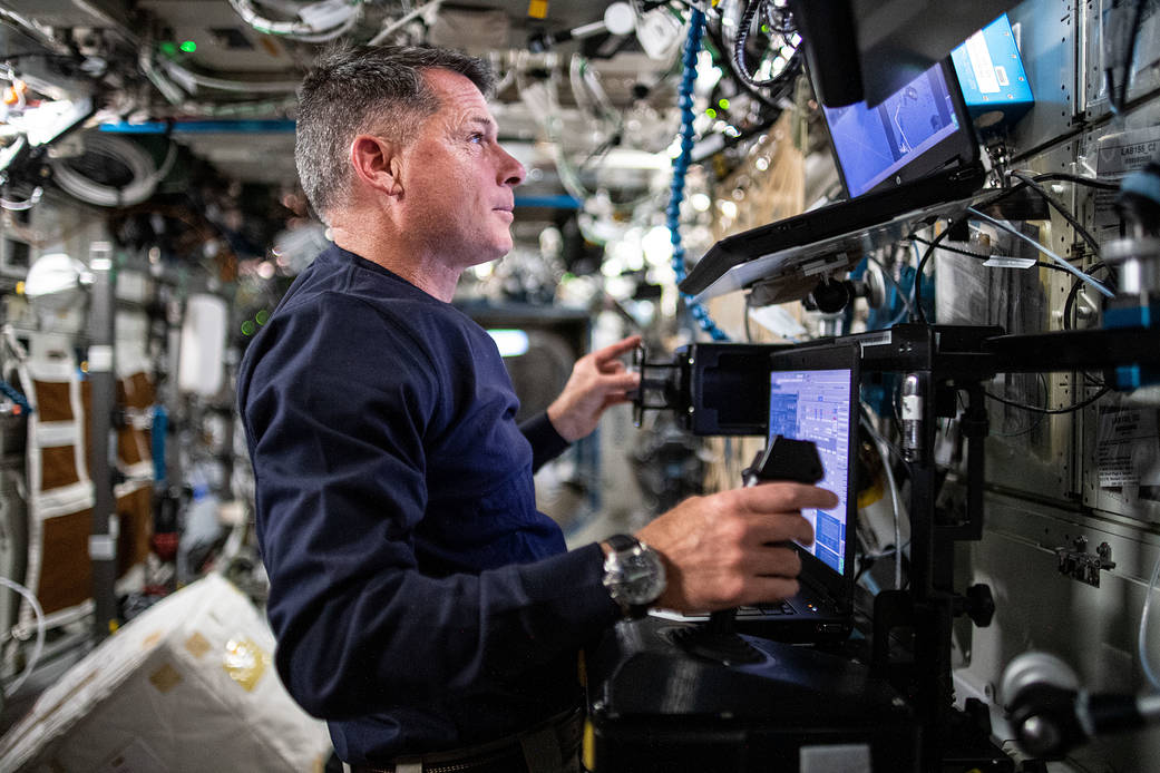 NASA astronaut Shane Kimbrough participates in robotic training