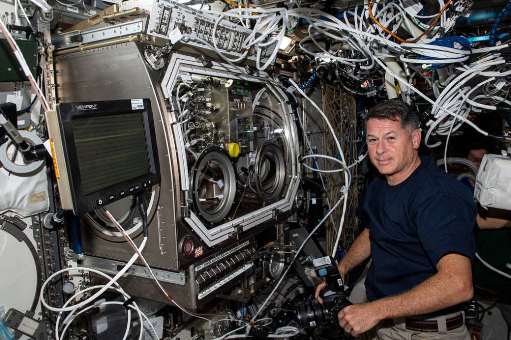 Astronaut Shane Kimbrough sets up a physics investigation