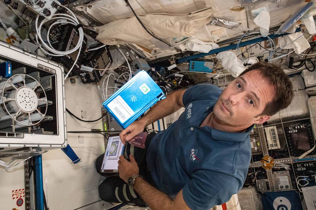 Astronaut Thomas Pesquet installs the Molecular Muscle Experiment-2
