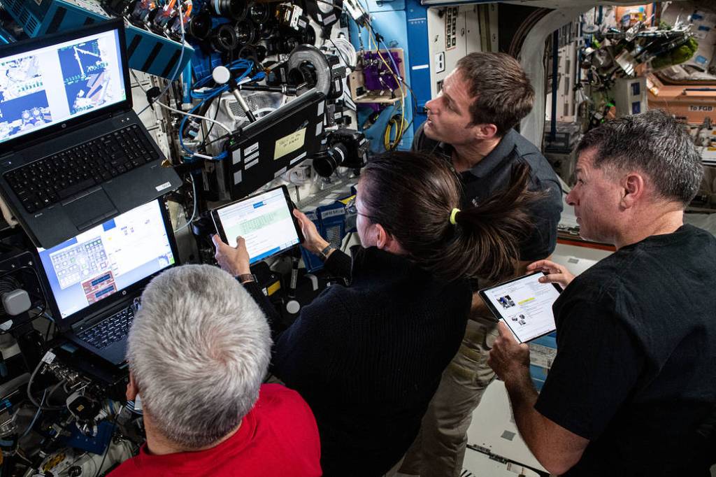 Expedition 65 Flight Engineers participate in robotics training