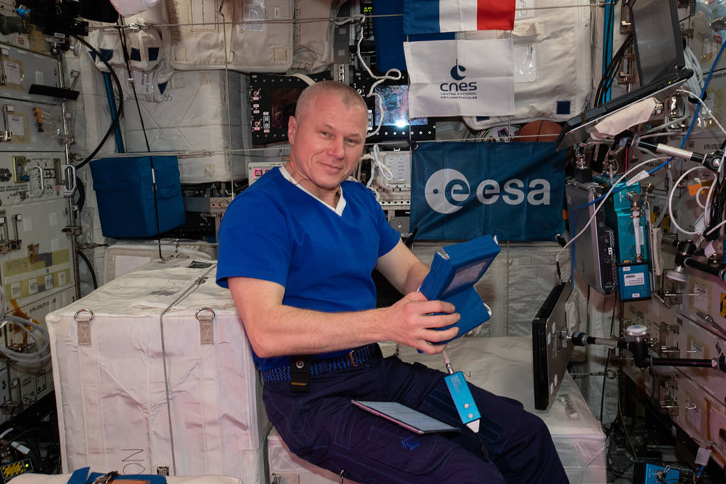 Cosmonaut Oleg Novitskiy conducts plasma crystal research