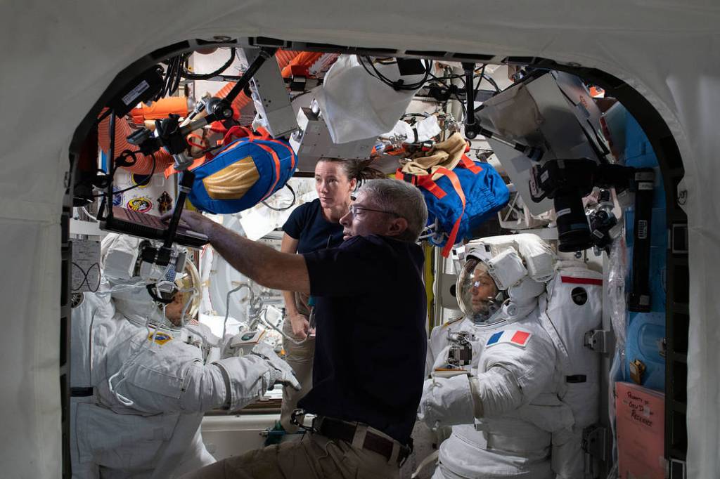 NASA astronauts assist spacewalkers