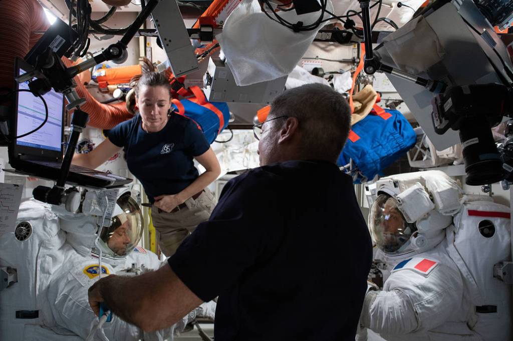 NASA astronauts assist spacewalkers
