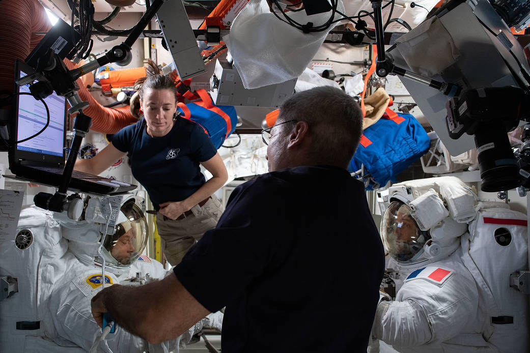 NASA astronauts assist spacewalkers