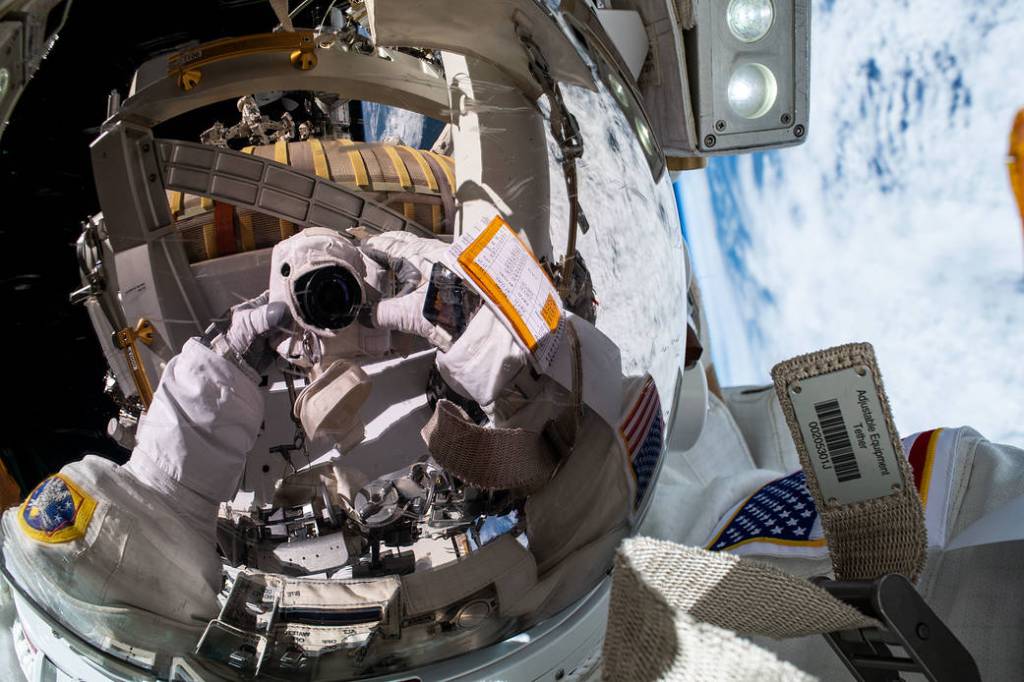 NASA spacewalker Shane Kimbrough takes a “space-selfie”