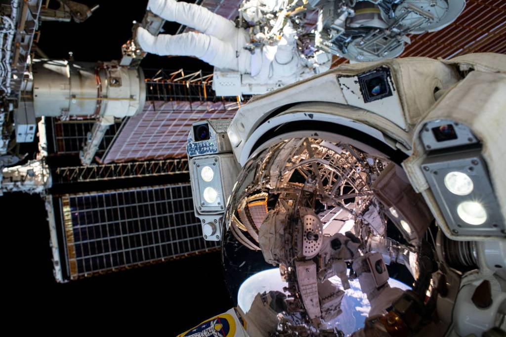 "Space-selfie" from spacewalker Thomas Pesquet