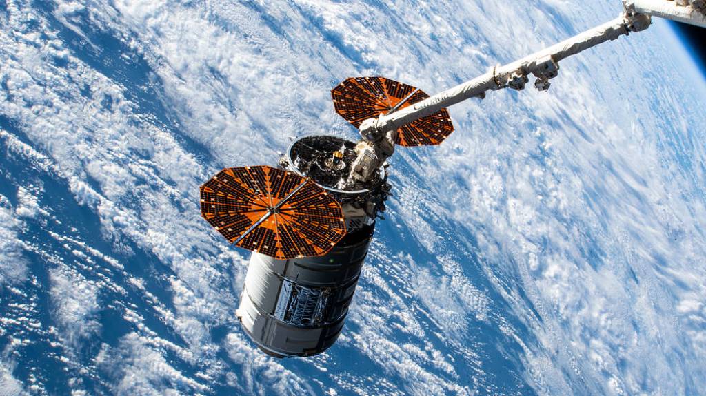 Cygnus is gripped by the Canadarm2
