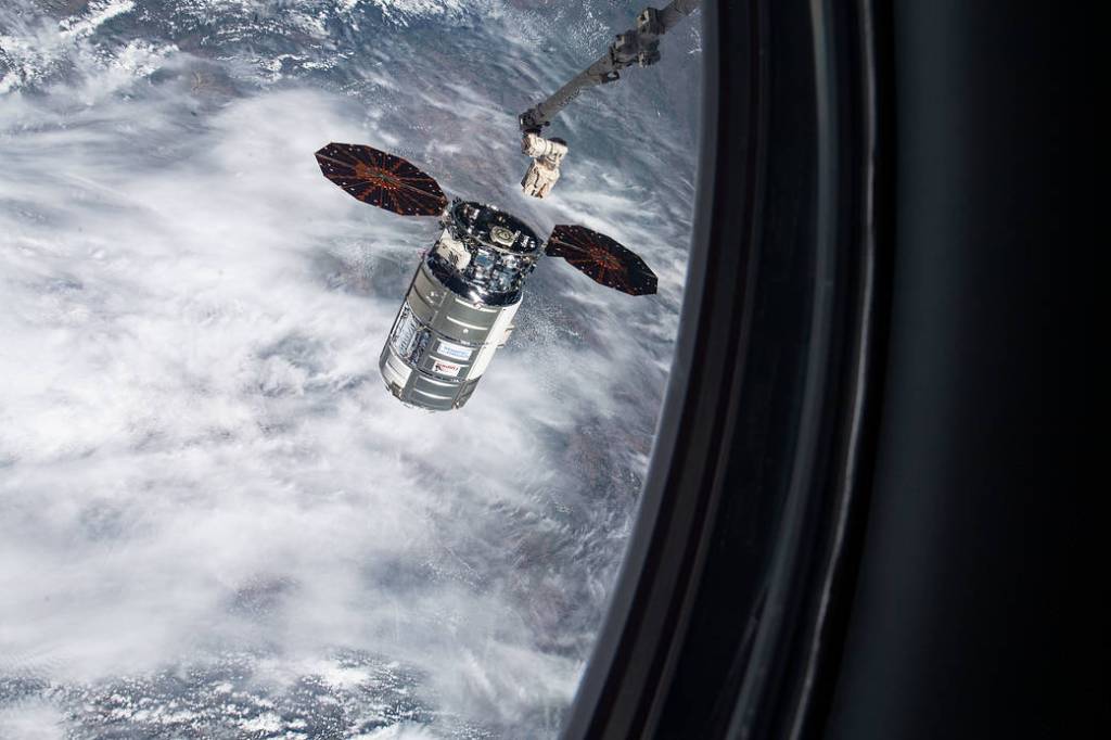 Cygnus is gripped by the Canadarm2