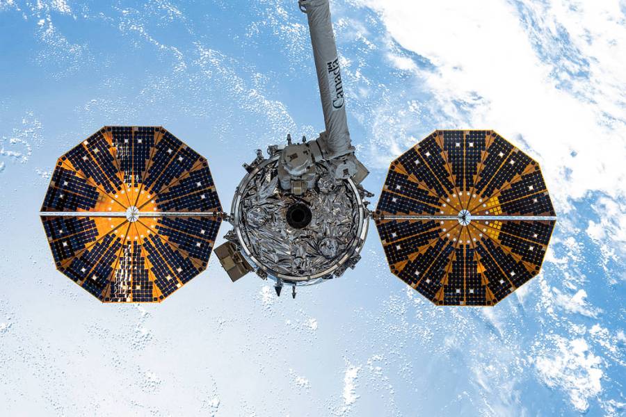 Cygnus is gripped by the Canadarm2