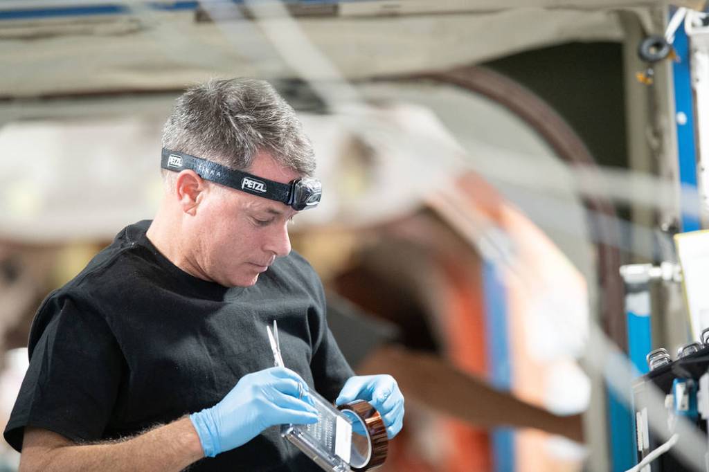 Astronaut Shane Kimbrough services Combustion Integrated Rack components