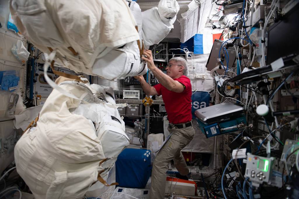Astronaut Mark Vande Hei unpacks U.S. spacesuits