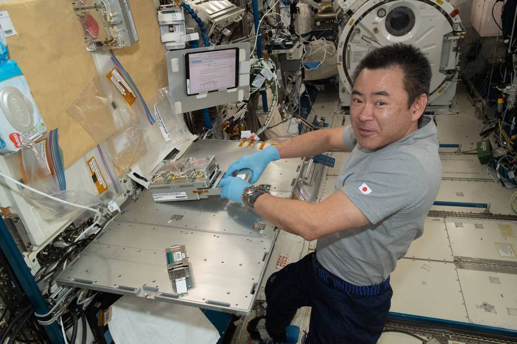 Astronaut Akihiko Hoshide services cell samples for the Anti-Atrophy muscle investigation