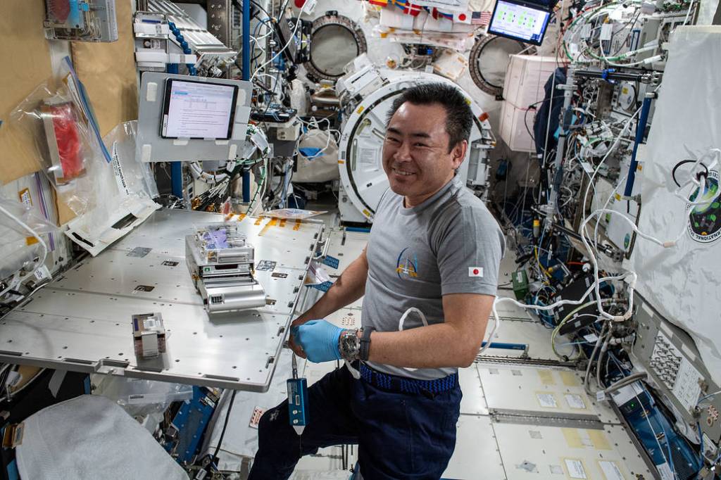 Astronaut Akihiko Hoshide services cell samples for the Anti-Atrophy muscle investigation