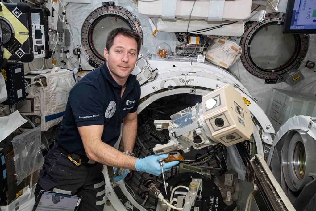 Astronaut Thomas Pesquet retrieves a 3D virtual reality camera