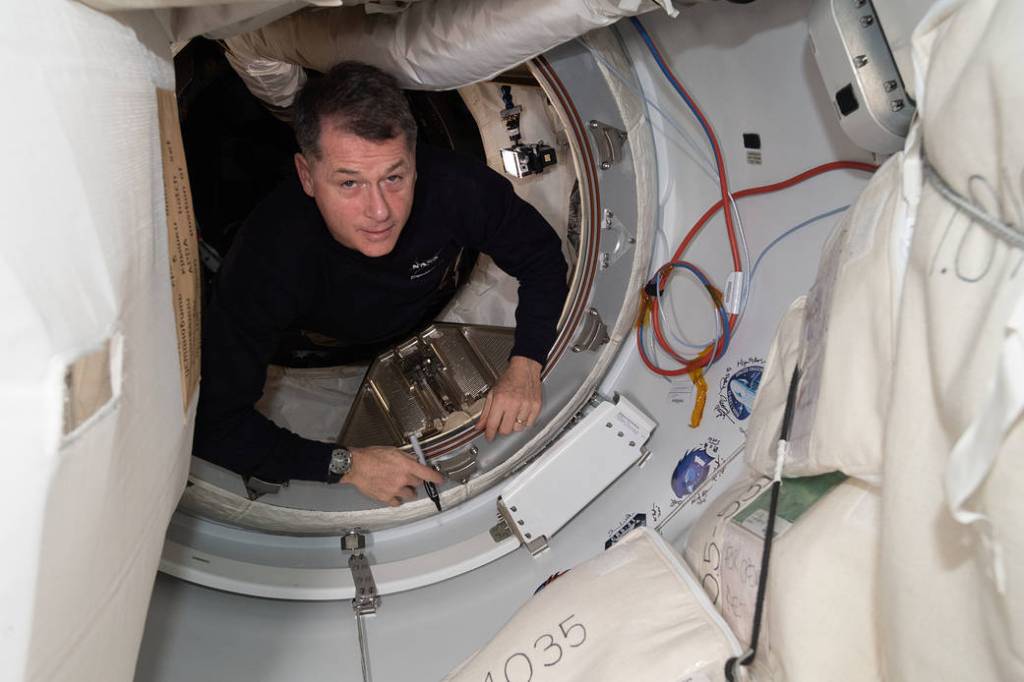 Astronaut Shane Kimbrough signs the station vestibule