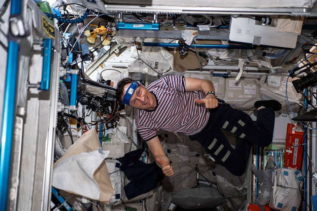 Astronaut Matthias Maurer wears the Thermo-Mini headband