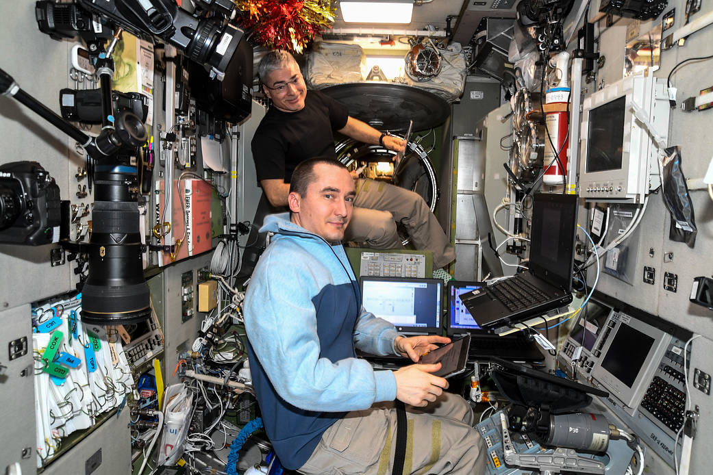 Expedition 66 Flight Engineers Mark Vande Hei and Pyotr Dubrov